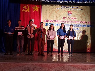 Động viên, tặng quà thanh niên công nhân năm 2017